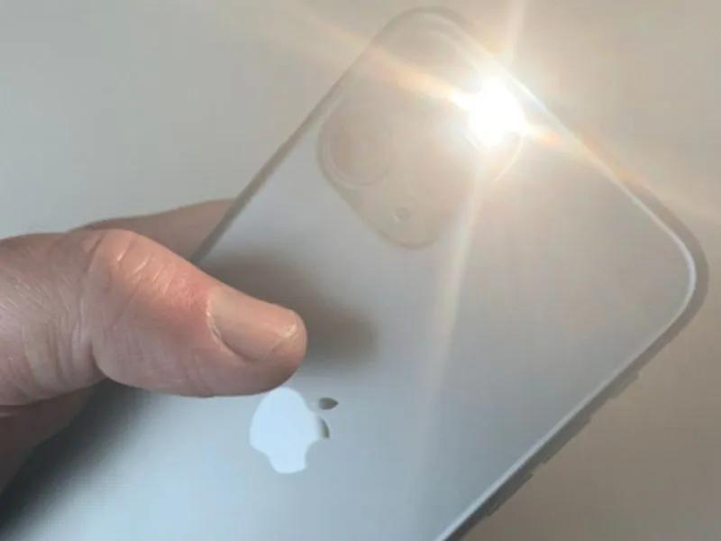 Bật đèn pin iPhone đơn giản và nhanh chóng chỉ vài bước