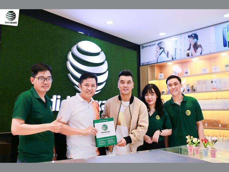 Ca sĩ Ưng Hoàng Phúc chọn Di Động Xanh để lên đời iPhone 14 Pro Max