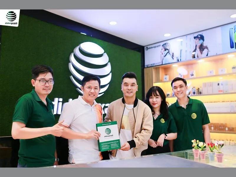 Ca sĩ Ưng Hoàng Phúc chọn Di Động Xanh để lên đời iPhone 14 Pro Max