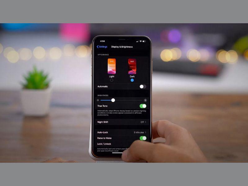 Chế độ tối iPhone là gì? Cách bật tắt đơn giản chỉ với vài giây
