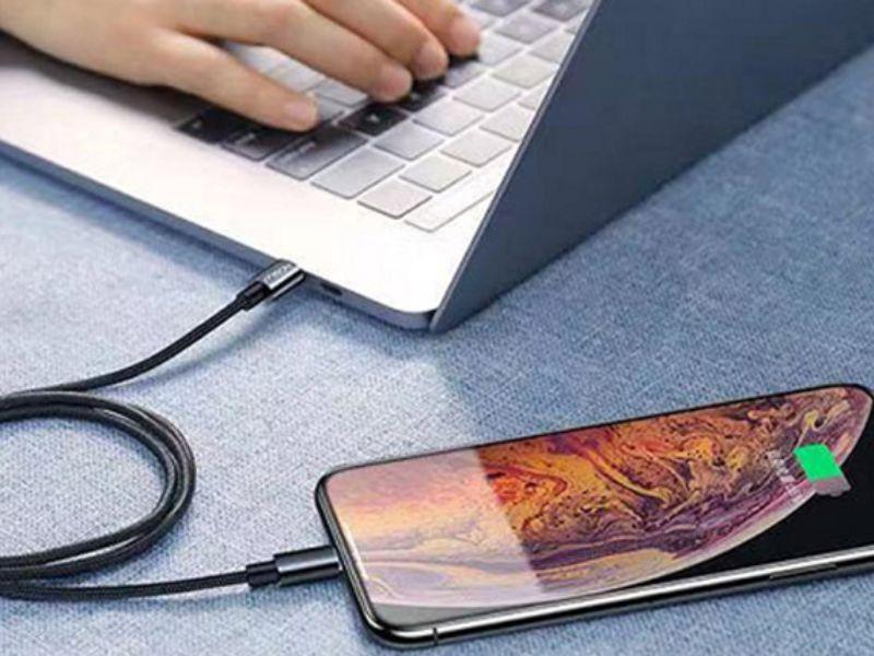 Liệu sạc iPhone bằng máy tính được hay không? Ưu - Nhược như thế nào?