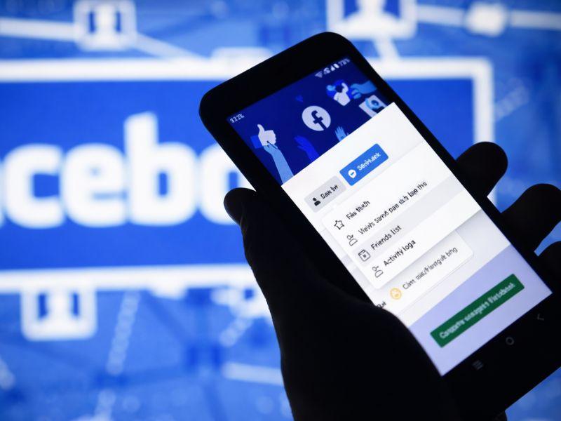 Tại sao Facebook tự theo dõi người khác? Cách khắc phục nhanh