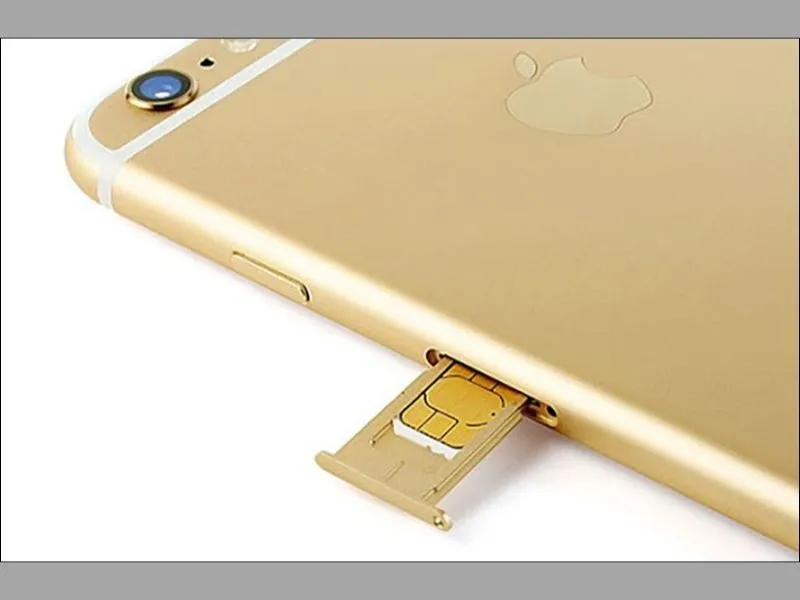 Đặt thẻ Sim cũ vào điện thoại mới, đảm bảo vừa khít với khe cắm sim 