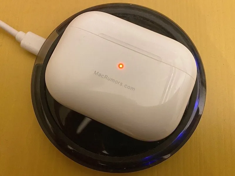 Airpod đang được sạc 