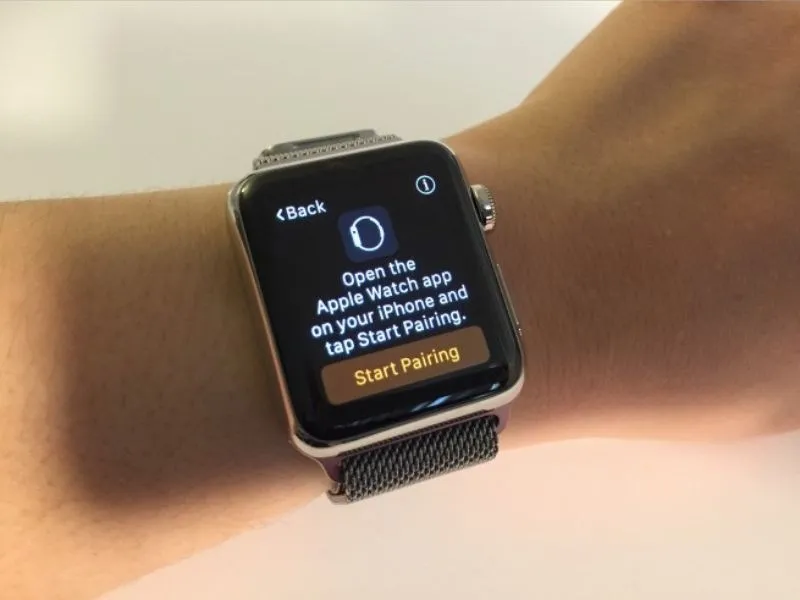 Khởi động Apple Watch và tiến hành thiết lập, kết nối với iPhone
