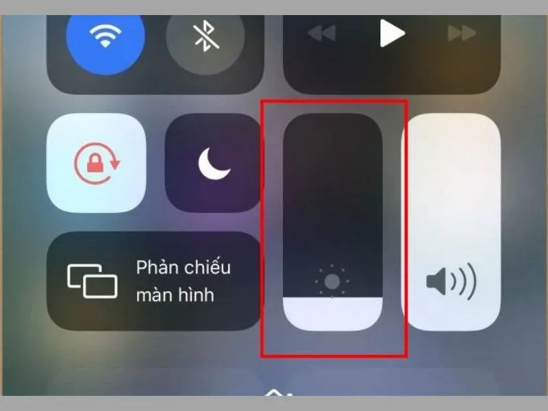 Độ sáng màn hình sẽ có sự giảm sút nhất định để tiết kiệm pin