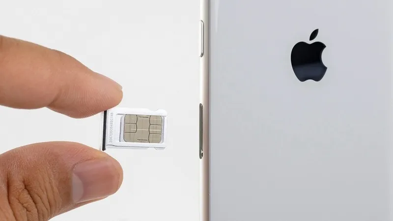 Tháo và lắp Sim để khắc phục điện thoại không nhận được cuộc gọi đến