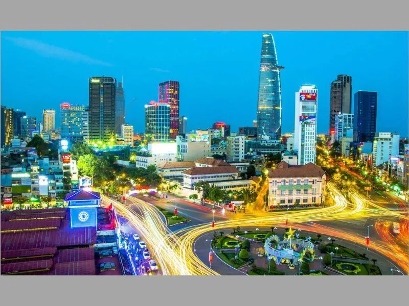 Hình ảnh đầy màu sắc, sôi động của một thành phố về đêm