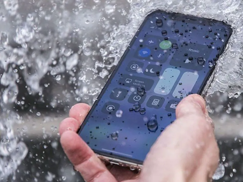 iPhone bị dính nước khiến chân tiếp xúc camera bị oxy hóa