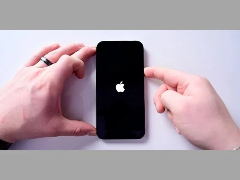 Thử khắc phục màn hình iPhone bị nhòe màu bằng cách Reset máy 