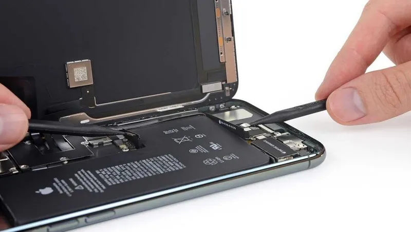 khi thay pin iPhone