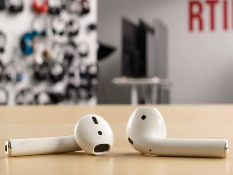 Airpod 1 được ra mắt với không ít những bàn cãi về thiết kế