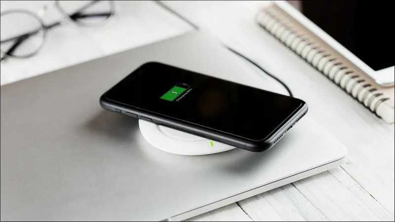 Hãy chọn một bề mặt bằng phẳng để đặt đế sạc không dây iPhone