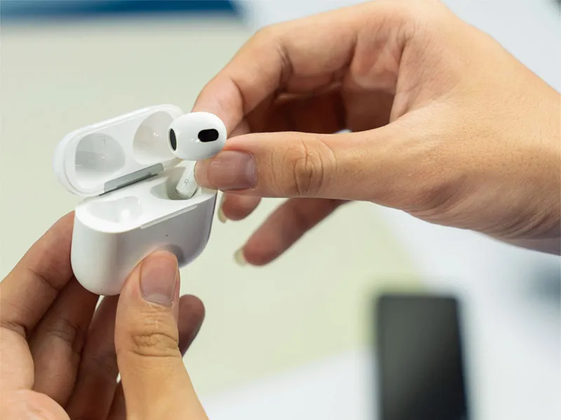 Hãy để tai nghe Airpod về hộp sạc và tiến hành kết nối lại