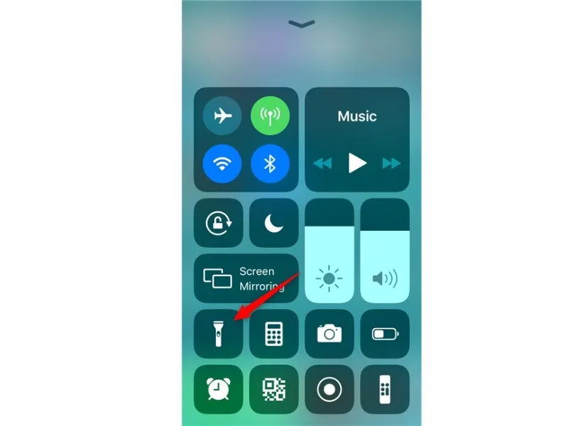 Chạm nút đèn pin trên iPhone