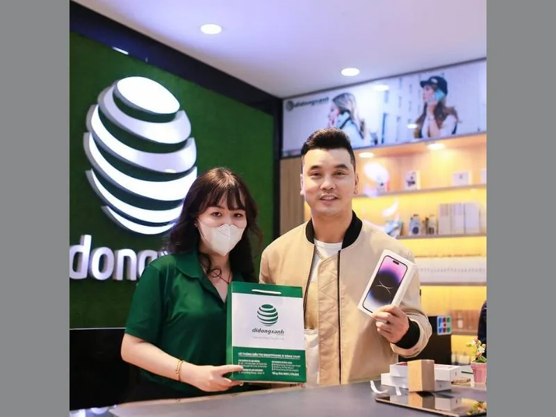 Ca sĩ Ưng Hoàng Phúc cực điển trai bên cạnh chiếc iPhone 14 Pro Max