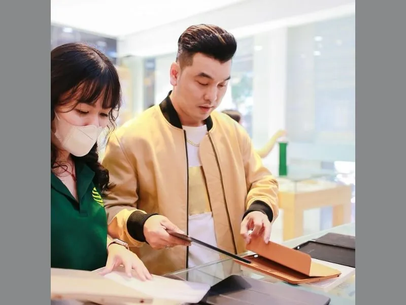 Ca sĩ Ưng Hoàng Phúc rất hài lòng với không gian bày trí vô cùng chuyên nghiệp và hiện đại tại Di Động Xanh
