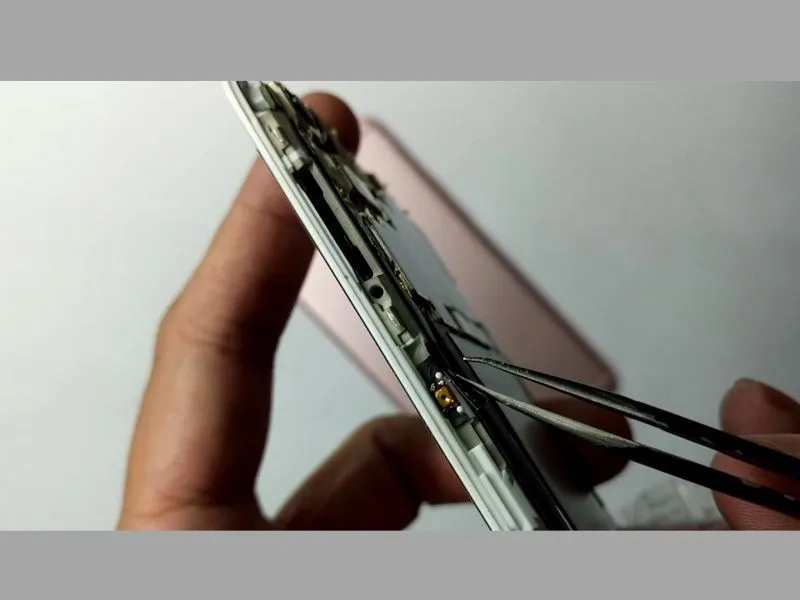 Sửa chữa nút nguồn iPhone bị hư hỏng