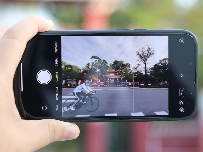 Chụp ảnh cực chất với chế độ Lưới - Cách chụp ảnh đẹp trên iPhone 13 Pro Max