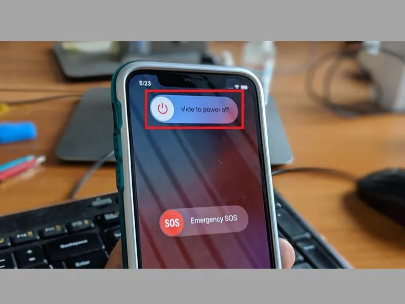 Khởi động lại iphone để đổi giờ đúng cho iPhone