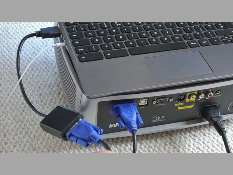 Tiến thành cắm dây kết nối với cổng VGA cẩn thận