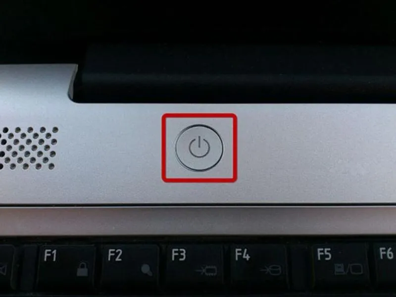 Nhấn nút nguồn để khởi động laptop hoặc máy tính