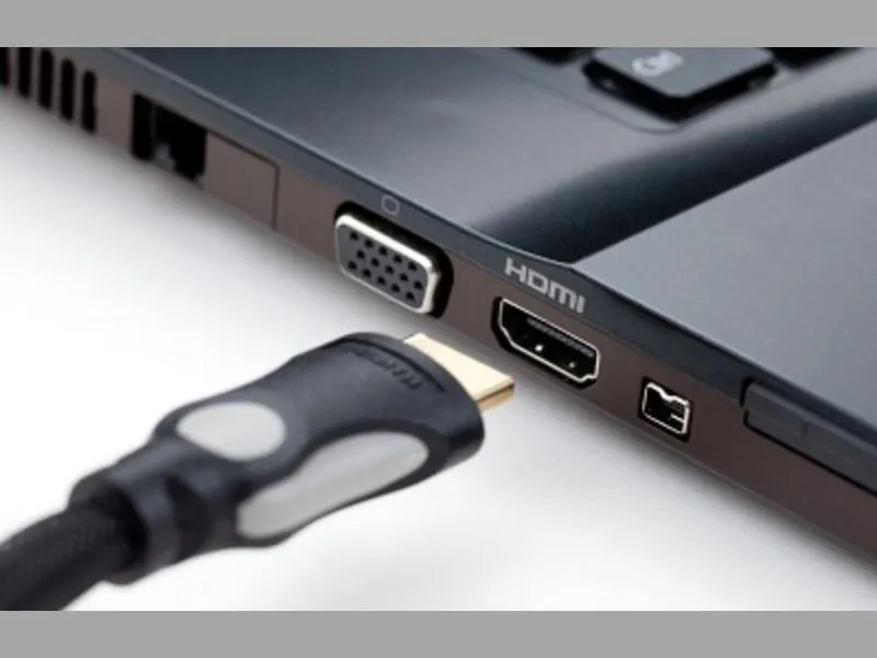 Dùng dây cáp HDMI cắm 1 đầu tương ứng với lỗ HDMI của laptop