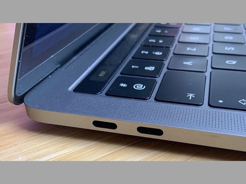 Cách kết nối máy chiếu với máy tính - Cổng C trên MacBook