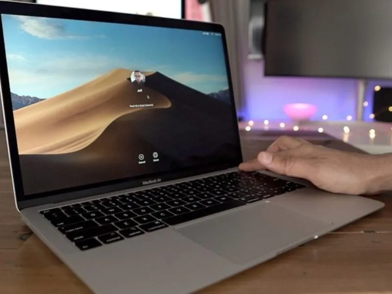 Khởi động MacBook và chờ máy kết nối với máy chiếu