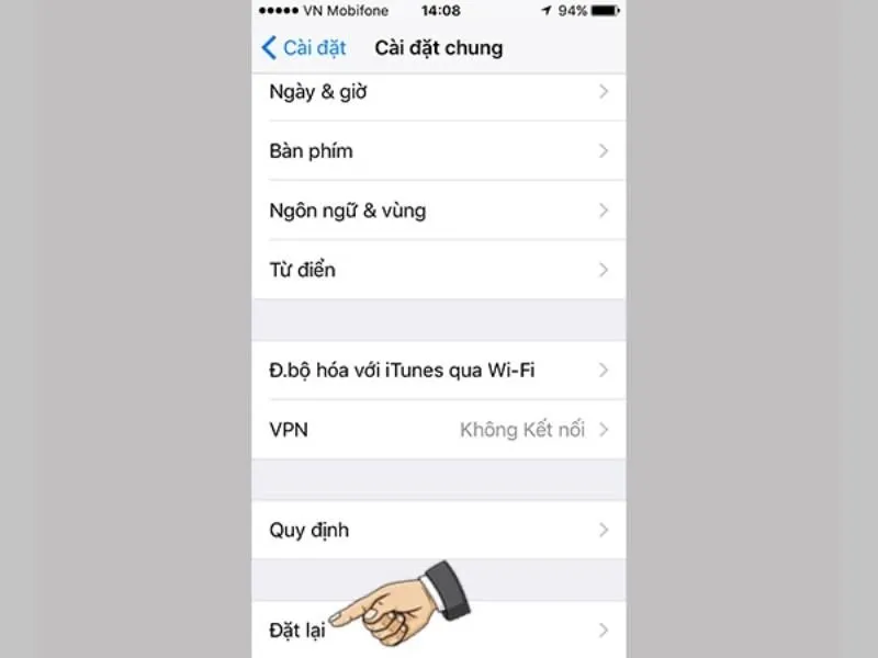 Chọn Chuyển hoặc đặt lại iPhone > Đặt lại