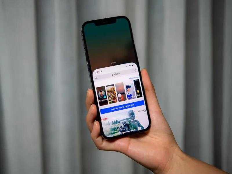 Cách sử dụng iPhone 12 Pro Max màn hình lớn bằng tính năng Tầm với