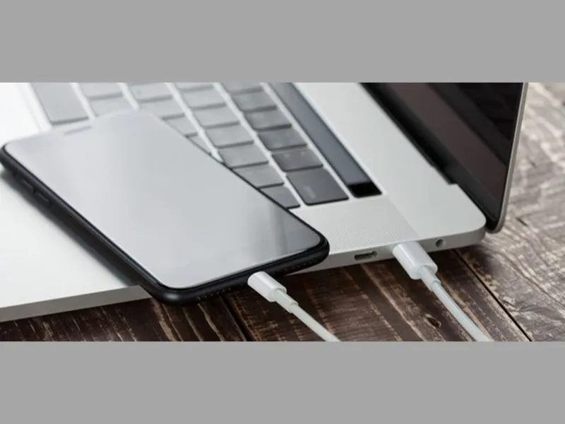 Kết nối iPhone với máy tính bằng cáp bạn đã chuẩn bị