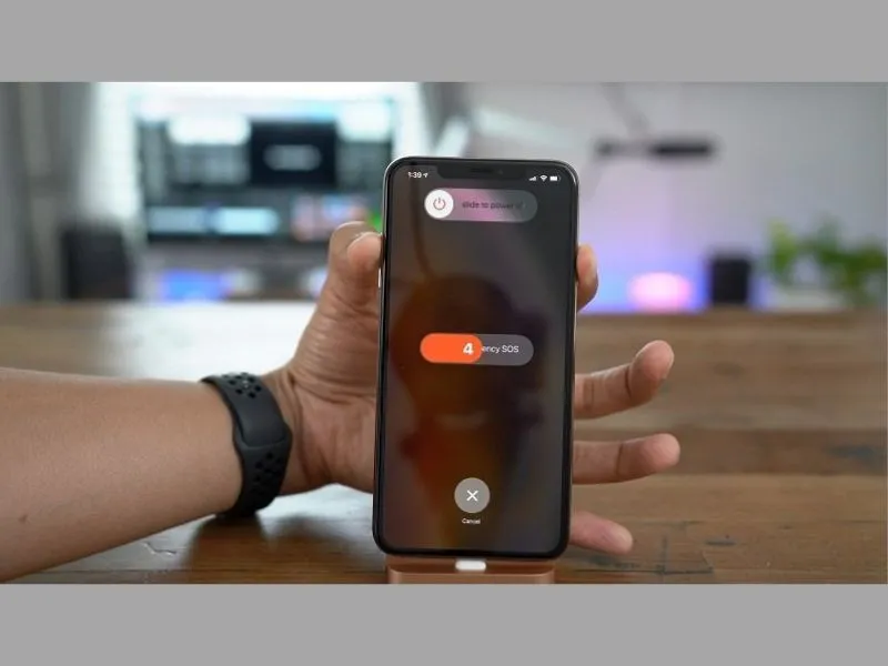 Cách tắt nguồn iPhone Xs bằng phần cứng