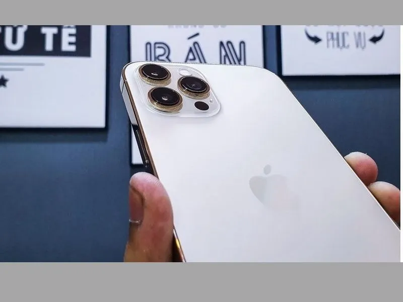 Cách test iPhone 12 Pro qua xem xét bề mặt lưng cũng như các cạnh viền và cả màn hình máy