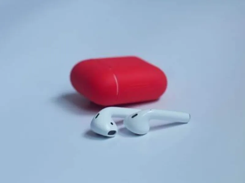 Dùng hộp đựng màu sắc nổi bật để bảo vệ Airpod