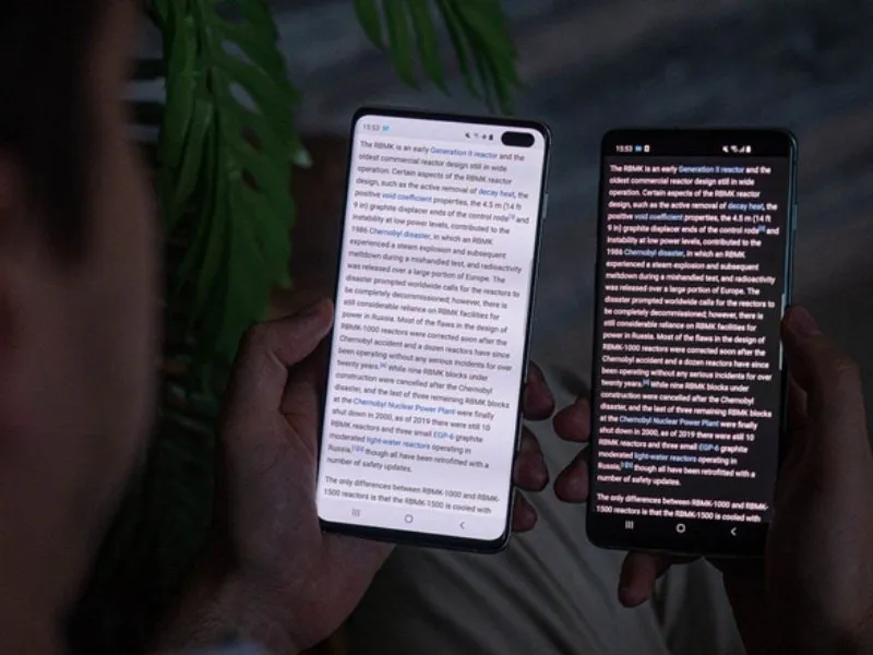 Chế độ màn hình tối iPhone với màu sắc như hình ảnh minh họa