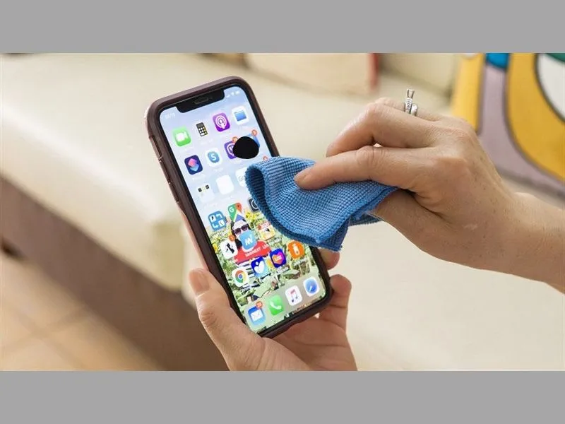 Quấn khăn vào ngón tay và lau màn hình
