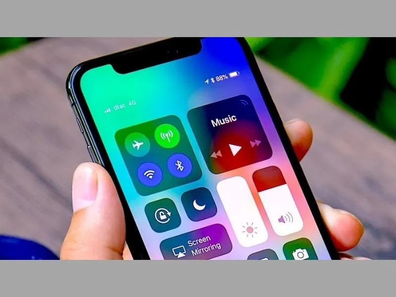 Dùng cách sạc pin để xem phần trăm pin