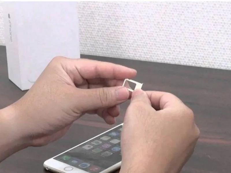 Hướng dẫn cách tắt sim trên iPhone nên kiểm tra khay sim