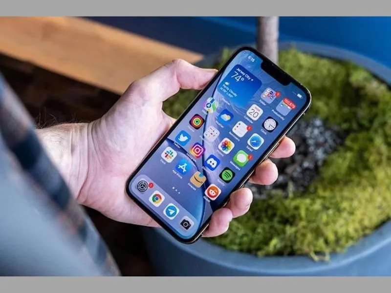 Màn hình iPhone có hệ điều hành iOS 16 có gì mới