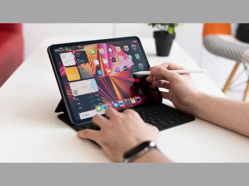 Kết nối với các phụ kiện của Apple để biến thành một chiếc Macbook đặc biệt