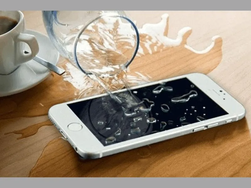 iPhone Bị trắng màn hình do dính nước, môi trường ẩm