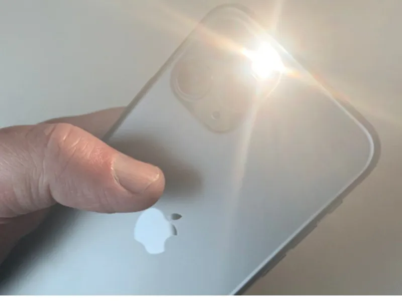 Bật đèn pin iPhone đơn giản và nhanh chóng chỉ vài bước