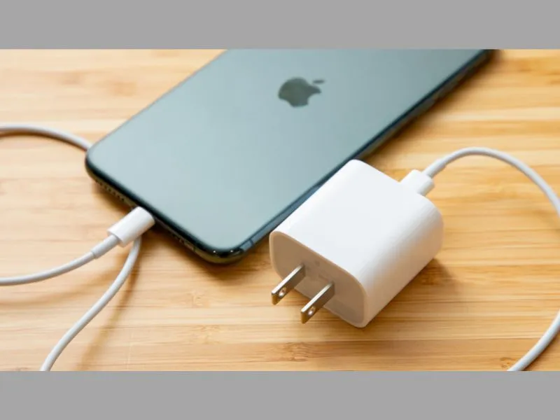 Thay đổi thói quen sạc pin giúp hạn chế tình trạng iPhone 12 Pro Max sạc bị nóng máy
