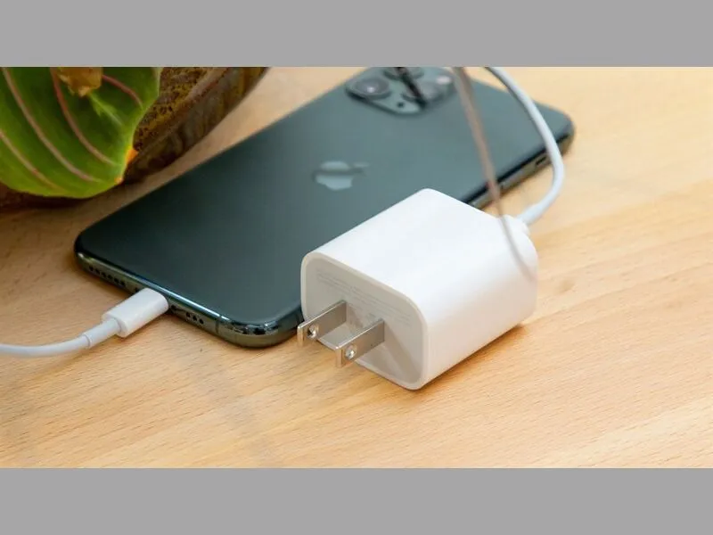 Khắc phục iphone 12 pro max sạc bị nóng máy hiệu quả