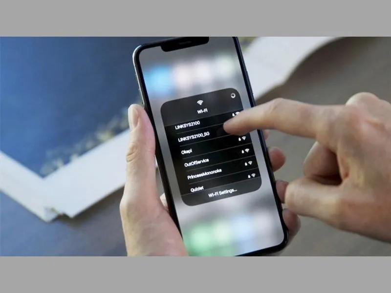 Bạn hãy khởi động lại iPhone để khắc phục tình trạng iPhone bắt wifi kém