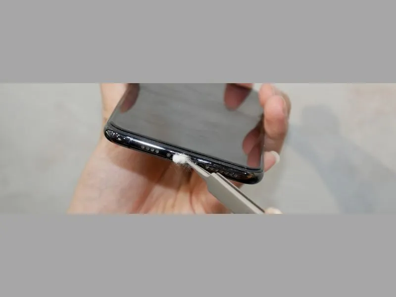 Vệ sinh cổng cắm tai nghe 