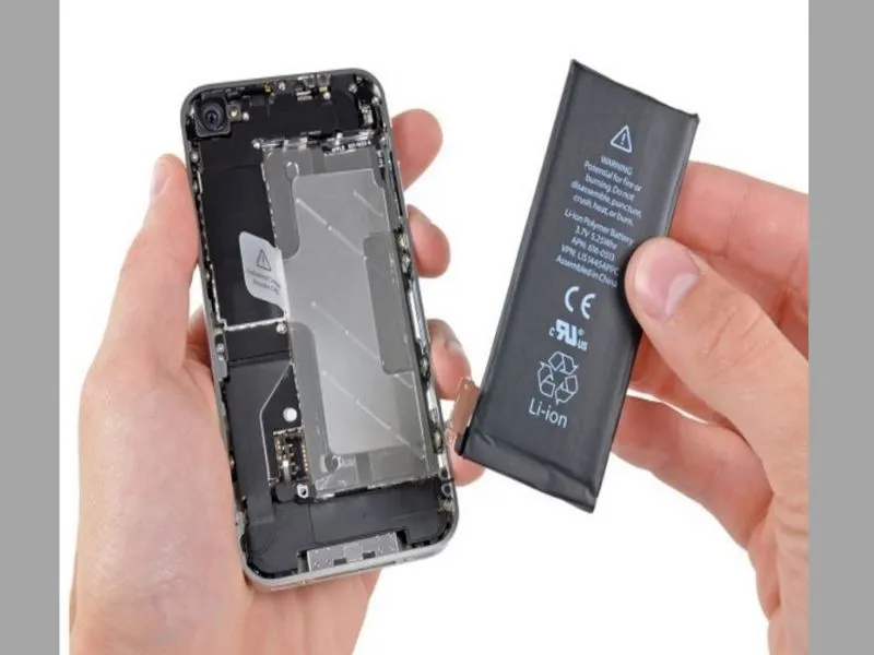 Tháo pin iPhone ra khỏi chiếc điện thoại