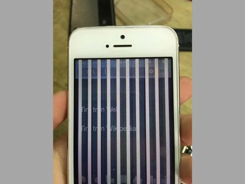 Lỗi iPhone bị sọc màn hình có những biểu hiện gì?