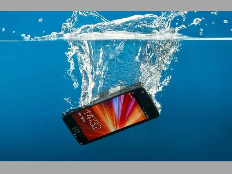 Khi điện thoại iPhone vô nước có sửa được không?